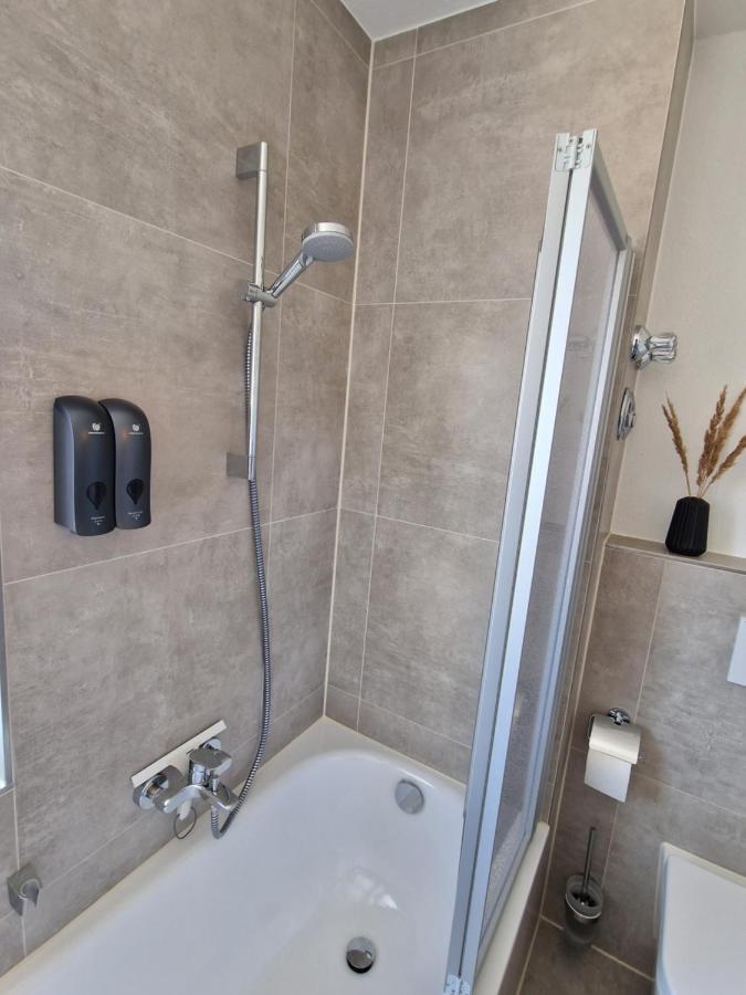C4S Come4Stay Altoetting - 3-Zi Whg I Zentrale Lage I Parkplatz I Balkon I Wifi I Smarttv I 1 Kingsize, 1 Queensize Bett I Office Arbeitsplatz I Wohnbereich Mit Couch Und Essbereich I Voll Ausgestattete Kueche I Nespresso 외부 사진
