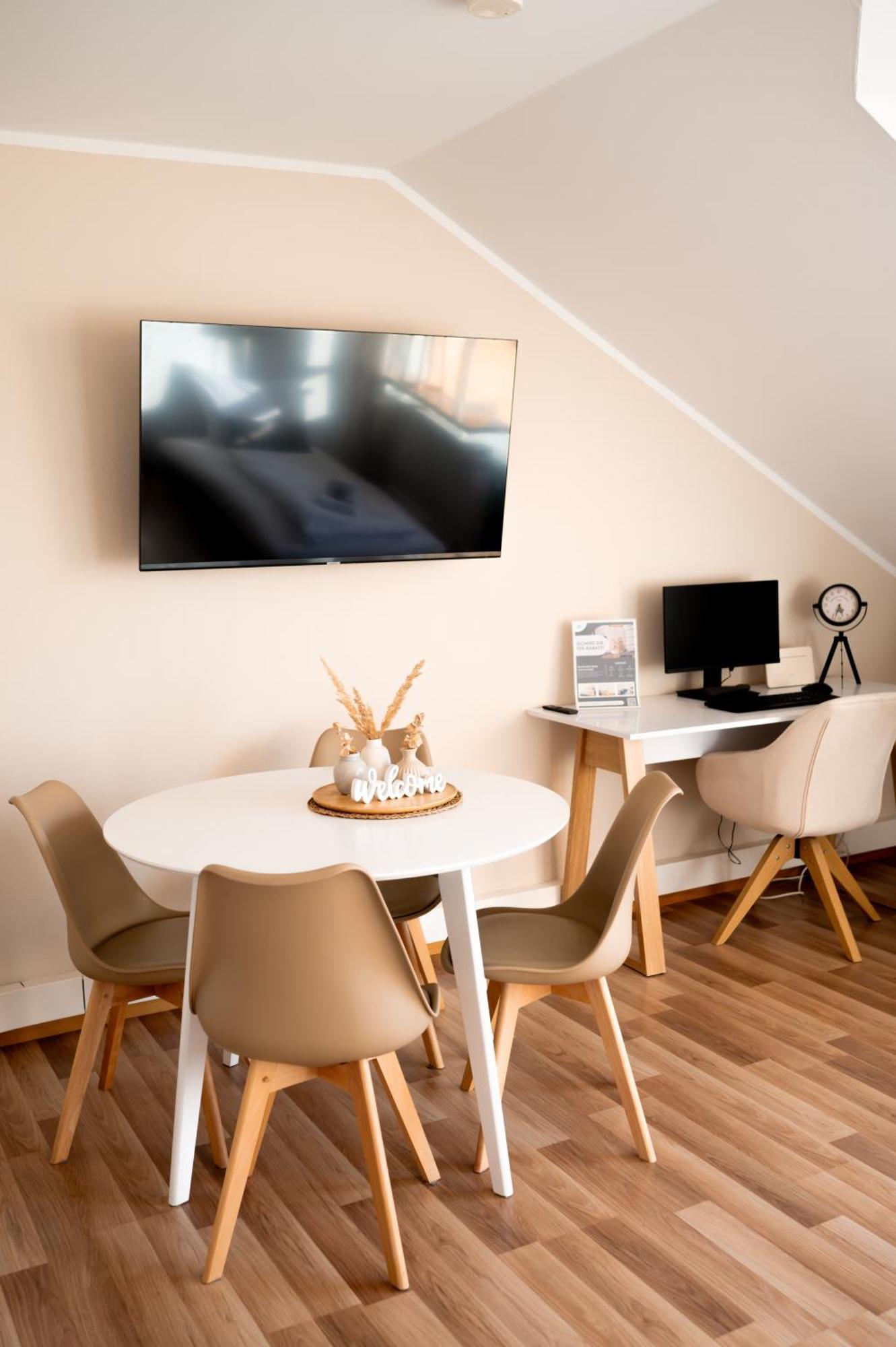 C4S Come4Stay Altoetting - 3-Zi Whg I Zentrale Lage I Parkplatz I Balkon I Wifi I Smarttv I 1 Kingsize, 1 Queensize Bett I Office Arbeitsplatz I Wohnbereich Mit Couch Und Essbereich I Voll Ausgestattete Kueche I Nespresso 외부 사진